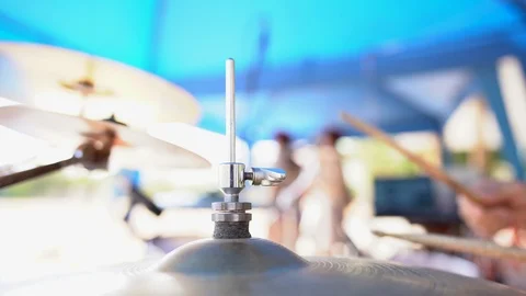 Crash cymbal of drum set and musician playing music and sing song Vidéo 121685300