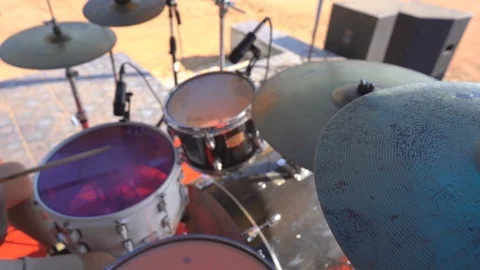 Crash cymbal of drum set and musician playing music and sing song 库存影片 121686351