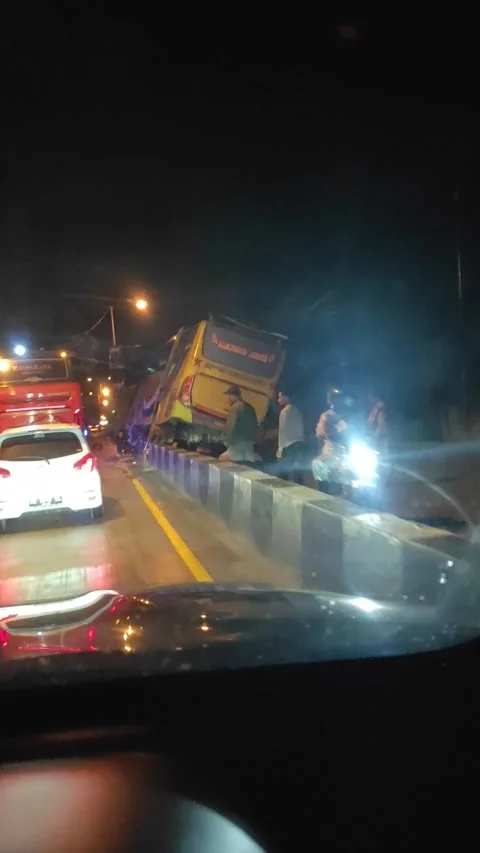 Crash Tebing Tinggi Stock-Footage 167675020