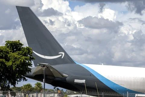 Crashed Amazon Prime Air cargo plane moved from Miami airport accident site, USA 스톡 사진