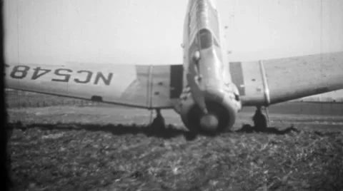 Crashed T-6 Texan trainer aircraft, vintage home movie 库存影片 1097611