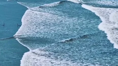 Crashing Ocean Waves on Sandy Shoreline 스톡 동영상 337760904