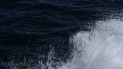 Crashing wake over the side of fast boat, 60 fps Видео 142199790