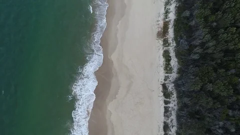 Crashing wave from above Video stock 81535198