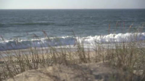 Crashing wave dune rack focus slo mo Video stock 163558505