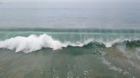 Crashing wave Видео 91592636
