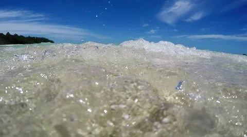 Crashing waves on the beach. 스톡 동영상 63765984