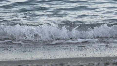 Crashing waves on the beach Stock-Footage 122807844
