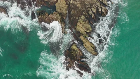 Crashing waves at the beach Video stock 169594693