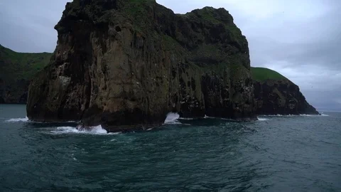 Crashing waves on cliffs during storm - Vestmannaeyjar Iceland Vidéo 72326156