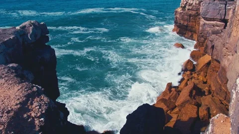 Crashing waves creating huge splashes.   Top view of the coastal cliffs 库存影片 329694308