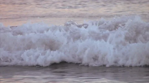 Crashing waves 스톡 동영상 37586245