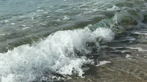 Crashing Waves hitting the shore Vídeos de archivo 10823071