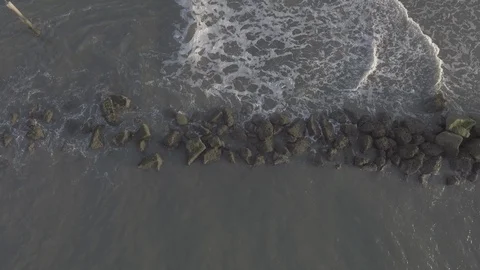 Crashing Waves on Rocks Medium Slide Drone D-Log 库存影片 89922180