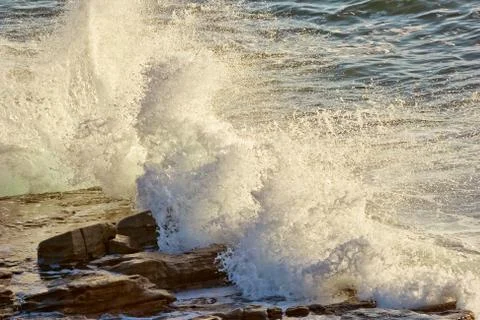 Crashing waves on rocks Foto stock