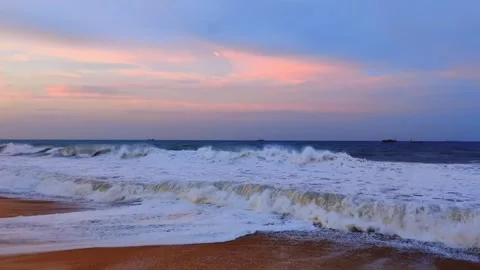 Crashing Waves on a Sandy Beach Under a Pink Sunset Sky in China Vídeos de archivo 347593617
