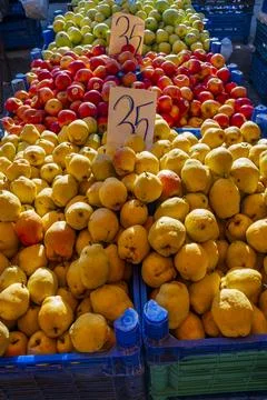 A crate of apples is labeled 35 Stock-Fotos