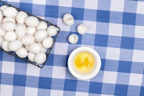 Crate of fresh eggs Stock-Fotos