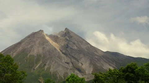 Crater active merapi volcano emits white smoke before eruption Stock-Footage 143538143