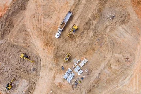 Crawler excavator the process of work digs up the earth and pours it onto dum Stock-Fotos
