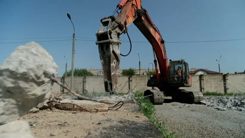 Crawler tractor with a hydrohammer. Video stock 159722616
