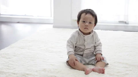 Crawling Baby 動画素材 332392776