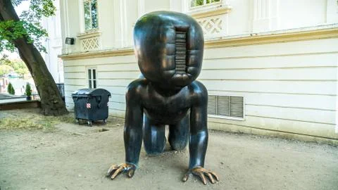 Crawling child statue Stock-Fotos