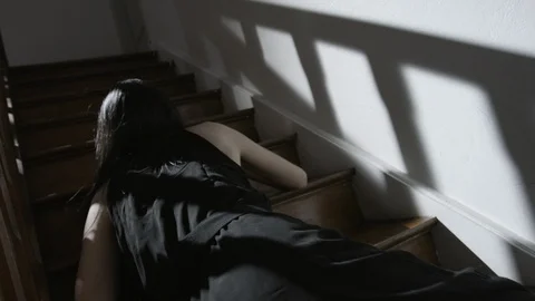 Crawling on the stairs Vídeo Stock 99859035