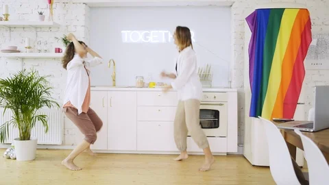 Crazy dancing girl on kitchen Video stock 111267659