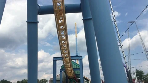 Crazy Fair Ride Vertical Ascent Vídeo Stock 117137722