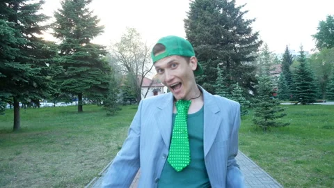 Crazy guy builds faces on camera. Video stock 122434800