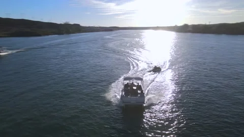 Crazy High Speed Orbit Of A Zig Zagging Pontoon Boat Vídeo Stock 209304943