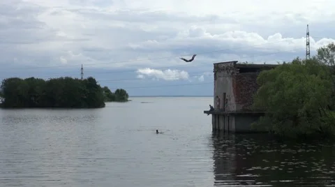 Crazy jump from an abandoned building Video stock 40054282