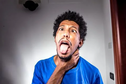 Crazy man strangling himself Foto stock