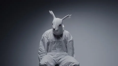 Crazy man in a white rabbit mask and lab suit. Vidéo 148485547