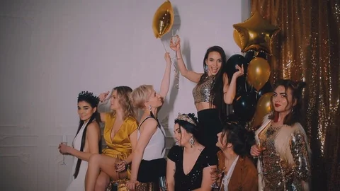 Crazy party time of seven beautiful stylish women in elegant casual outfit Vidéo 73811065