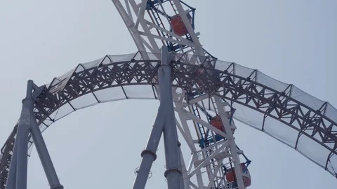 Crazy roller coaster at full speed. 25fps. Video stock 94359149