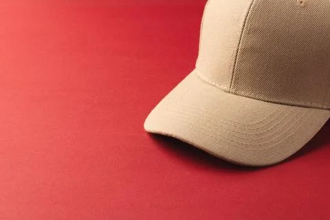 Cream baseball cap and copy space on red background 스톡 일러스트