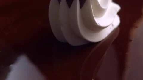  Cream on chocolate surface turning Video stock 81805994