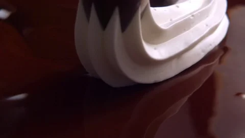  Cream on chocolate surface turning Stockbeeldmateriaal 81806020
