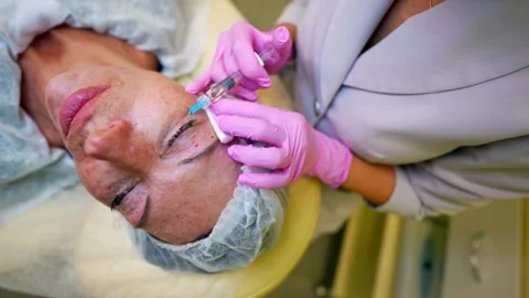 The cream creates a delicate white texture on the skin, hiding wrinkles and impr Vídeo Stock 290197795