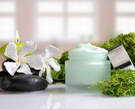 Cream jar algae front view with windows background Foto stock