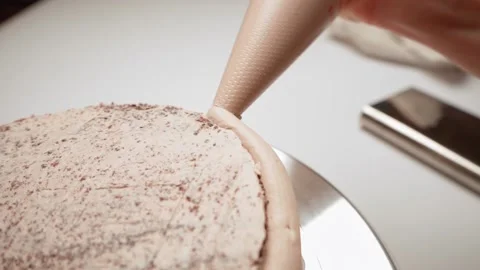 Cream put on board the cake with the help of a confectionery package and a Video stock 155531115