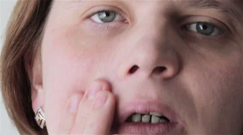 Cream to rub on the face Vídeos de archivo 47018592