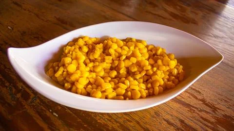Creamy Corn Kernels in Elegant White Bowl, Restaurant Snack Menu Foto stock