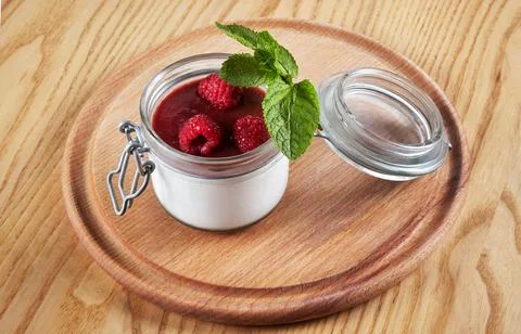 Creamy raspberry dessert 스톡 사진