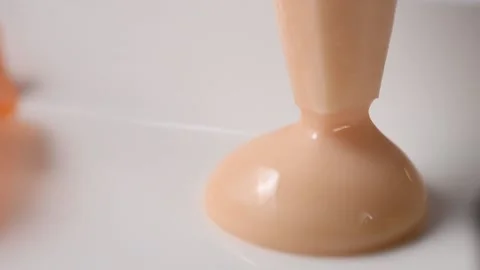 Create decorative drops from caramel cream using a culinary tube. Vídeos de archivo 134473862