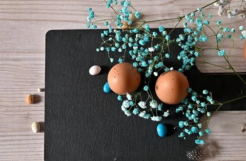 Create an Easter composition of Easter quail eggs and flowers on a white wo.. Stock Photos