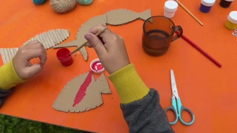 Create a fish figure from cardboard, thread, and paint Vídeo Stock 320498369