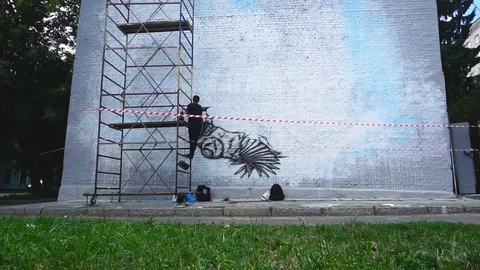 Create of graffiti marking the wall Stock-Footage 80930945